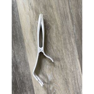 The Pampered Chef Coating Tray Tool White Tongs